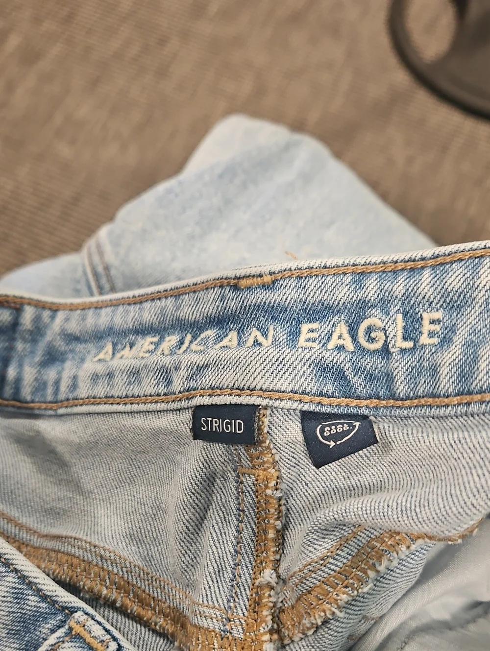 American Eagle Outfitters Light Wash High-Rise Women's Jeans. Size 2. L